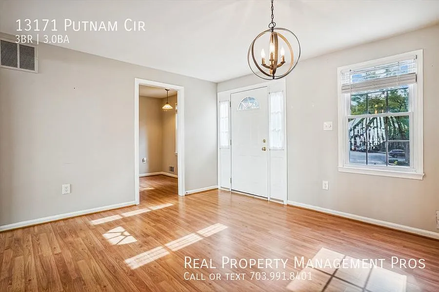 Bright & Updated End-Unit Townhome — Photo 3
