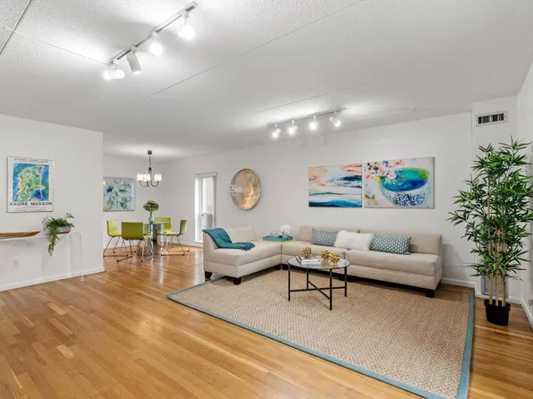 50-56 Broadlawn Park APT 104, Chestnut Hill, MA 02467