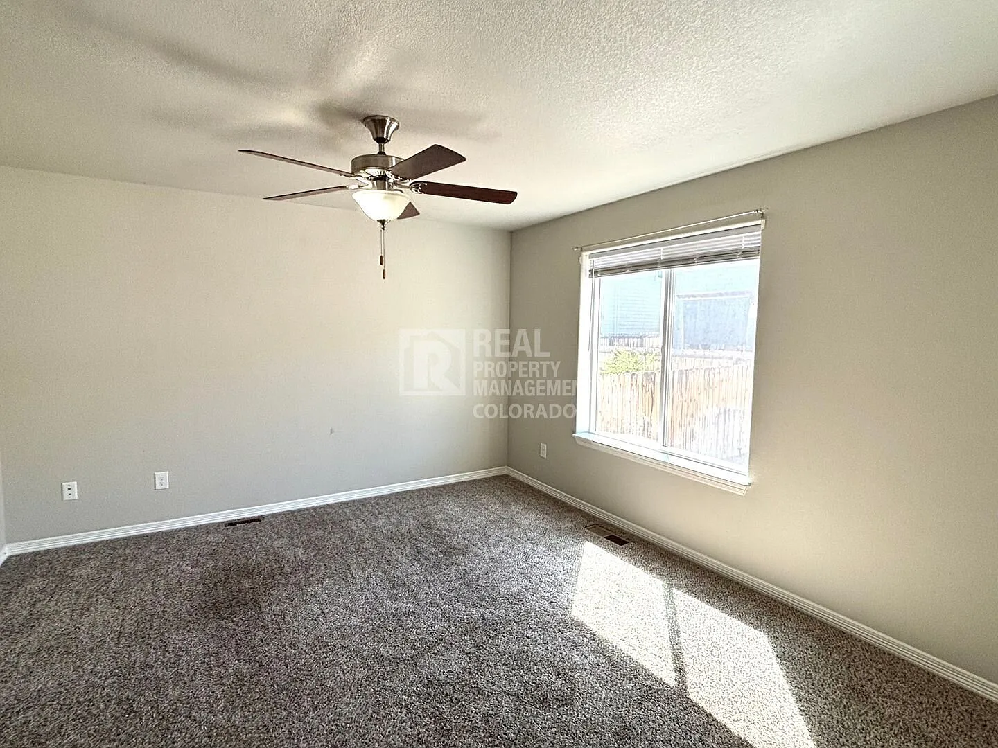 Beautiful 3 Bedroom Home with Central AC & Fenced Backyard — Photo 2
