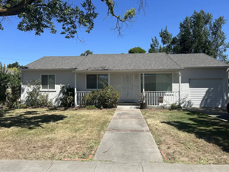215 E Churchill St — Photo 1