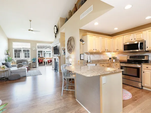 5920 Century Way E, Johnston, IA 50131