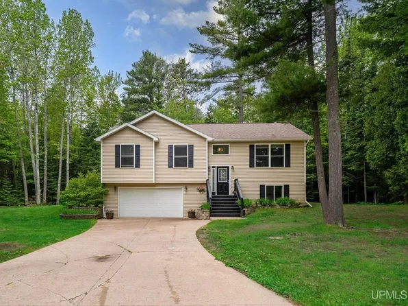 100 Springwood Trl E, Marquette, MI 49855
