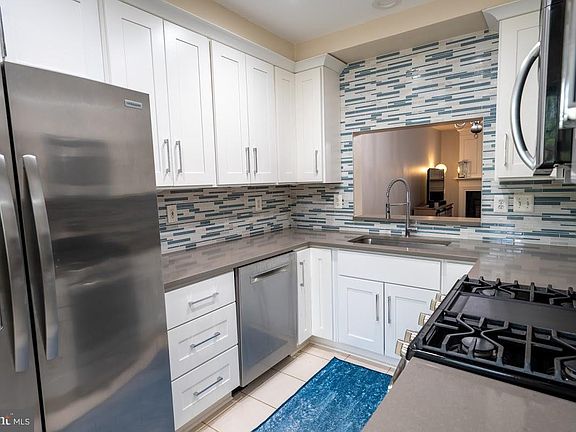 3rd image of 210 Fallsgrove Blvd #10