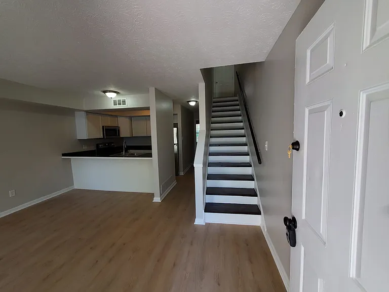 1100 Horsemans Ln #22 — Photo 3
