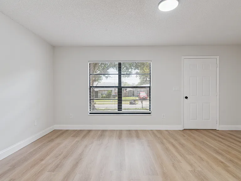 145 E Towne Pl — Photo 14