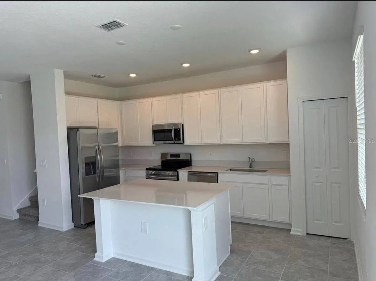 3 bed, 2.5 bath, 1689 sqft, $1,800 — Photo 2