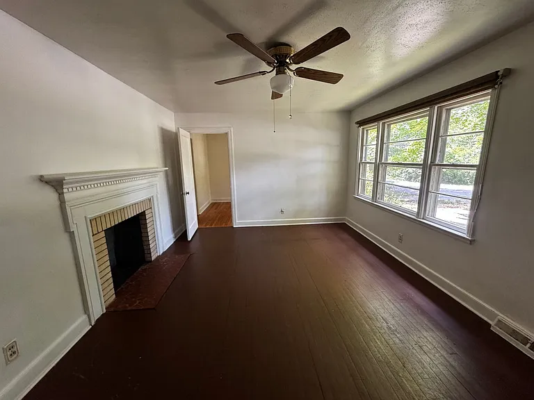 811 W Elm St — Photo 18