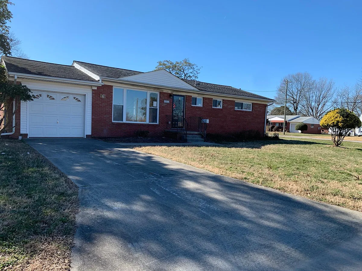 Building Photo - 3301 Ridgefield Dr