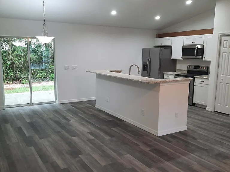 605 Howard St — Photo 2