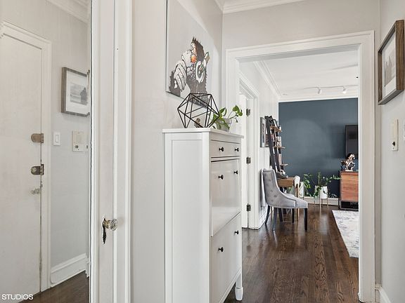 5th image of 825 W Oakdale Ave #3