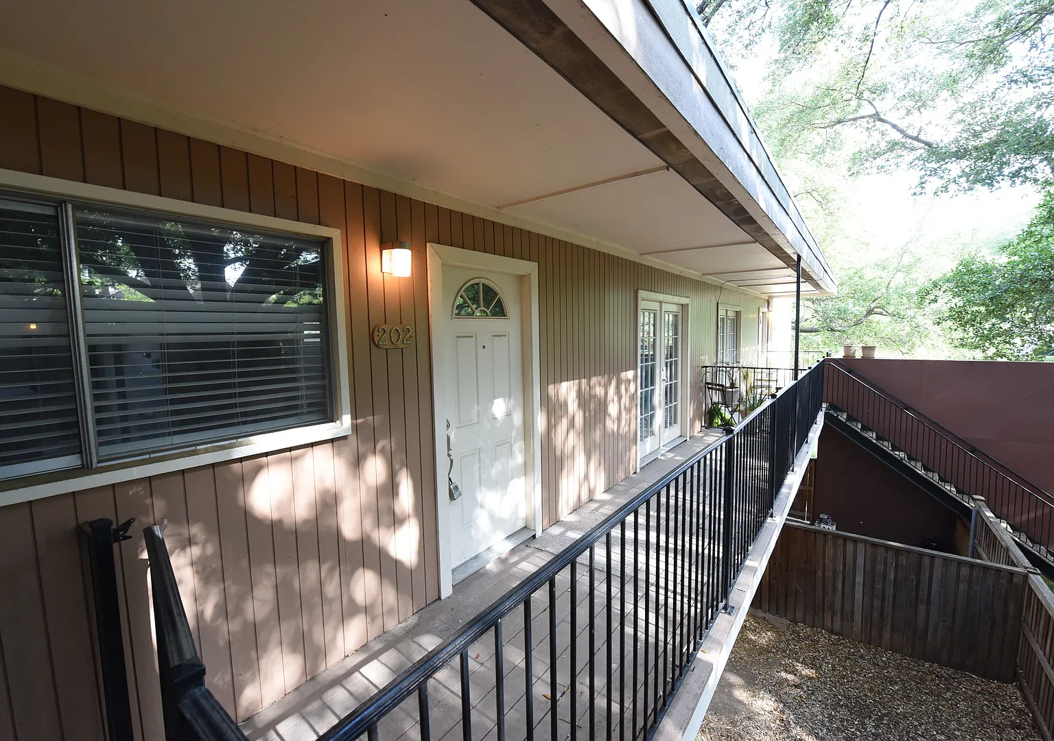 2 bedroom, 1 bathroom in a great location! — Photo 2