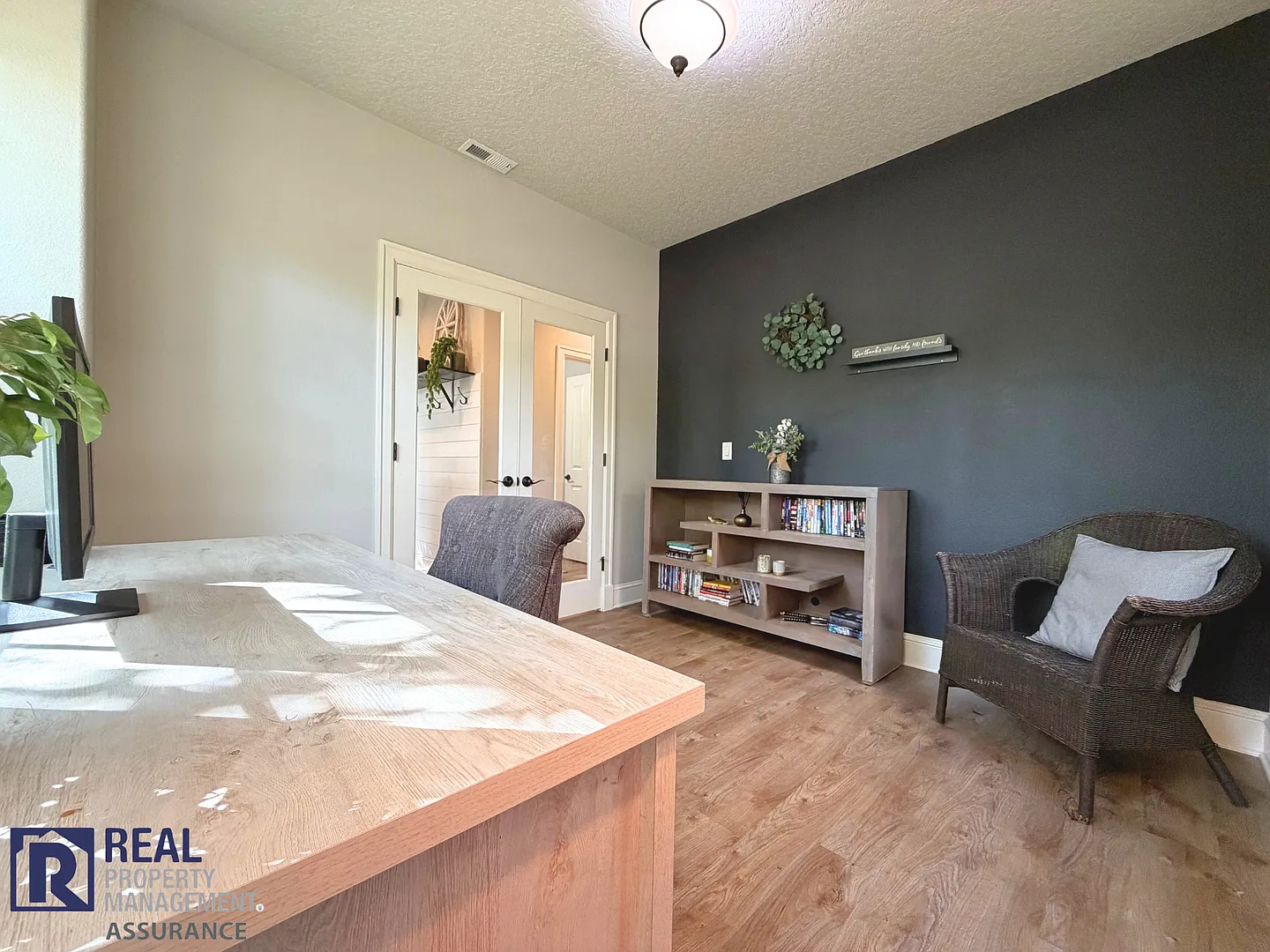 Quiet Furnished Home with Office, River Access & Nearby Hospitals — Photo 4