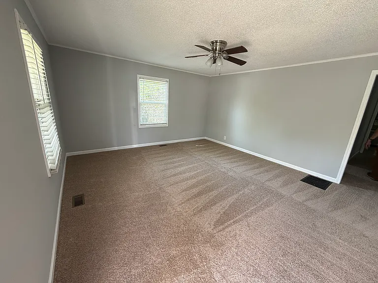 606 E Maple Ave — Photo 2