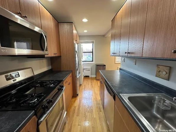 17-75 166th Street #3-33, Whitestone, NY 11357