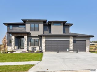 21734 Parkview Dr, Gretna, NE 68028