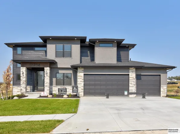 21734 Parkview Dr, Gretna, NE 68028