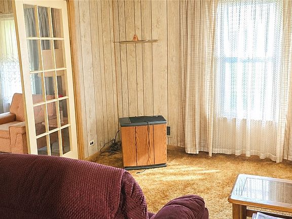 5th image of 112 Railroad St