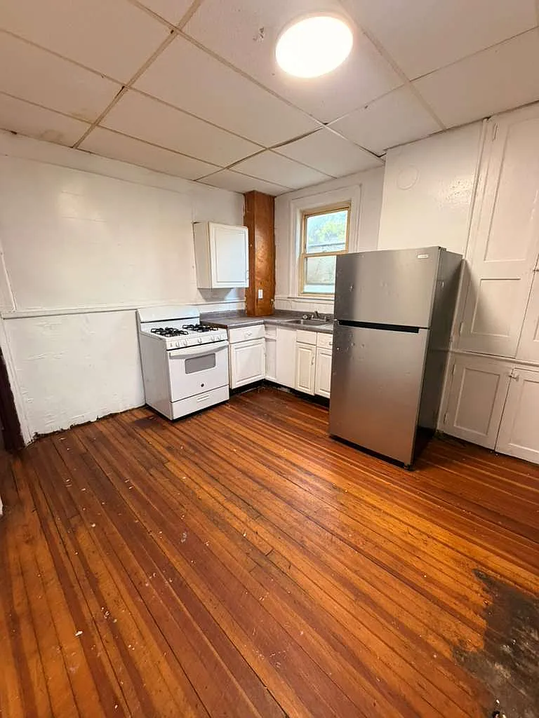 3 bed, 1300 sqft, $1,590 — Photo 2
