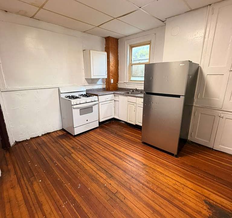 1st image of 385 Orange St #2