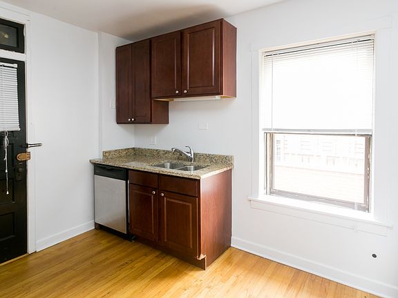 3rd image of 2110 W Ainslie St APT 2N