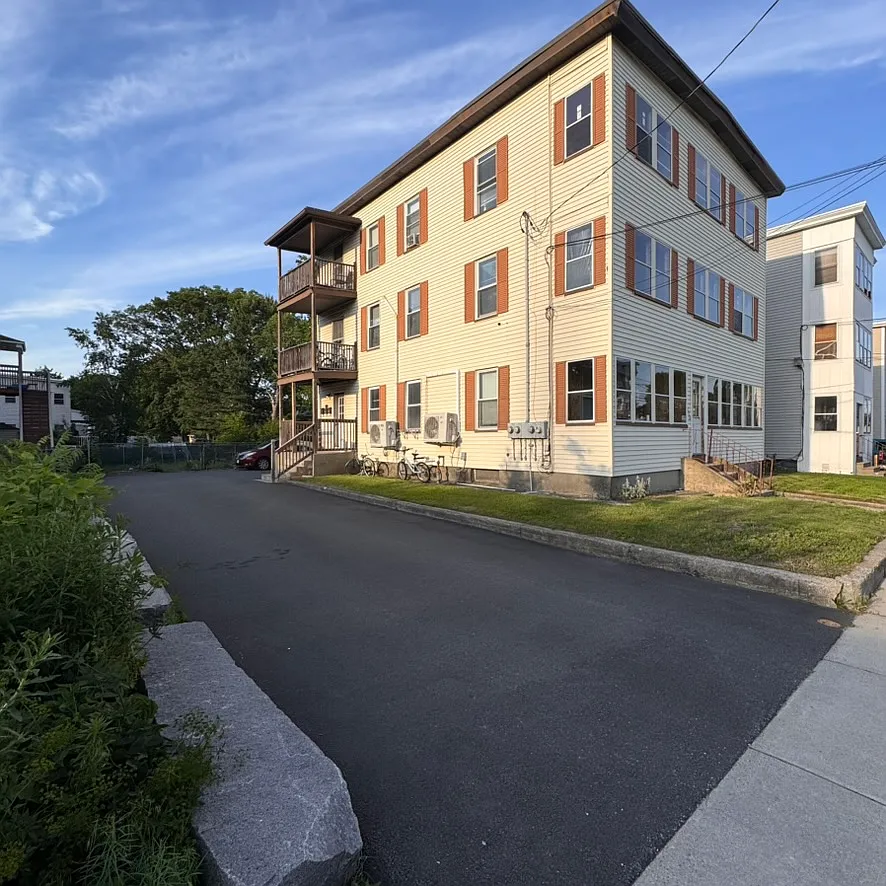3 bed, 1000 sqft, $2,050 — Photo 1