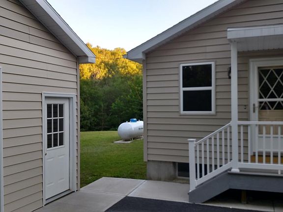 Detached 1 car garage with easy access to back entrance
