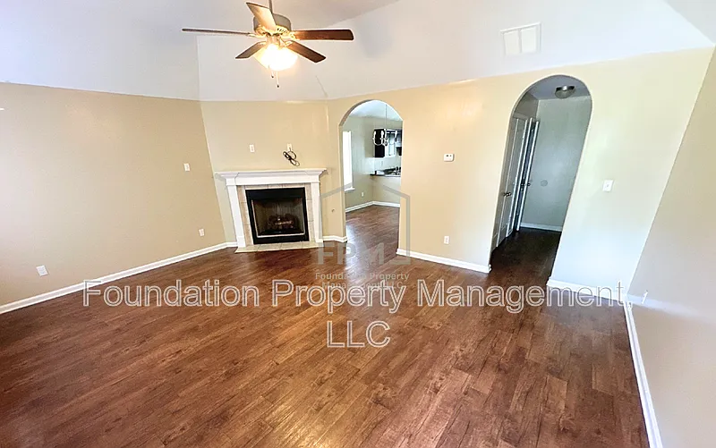 3 bed, 2.0 bath, 1350 sqft, $1,695 — Photo 3