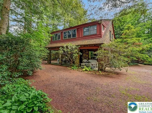 37 Cove Rd, Bear Creek, PA 18602