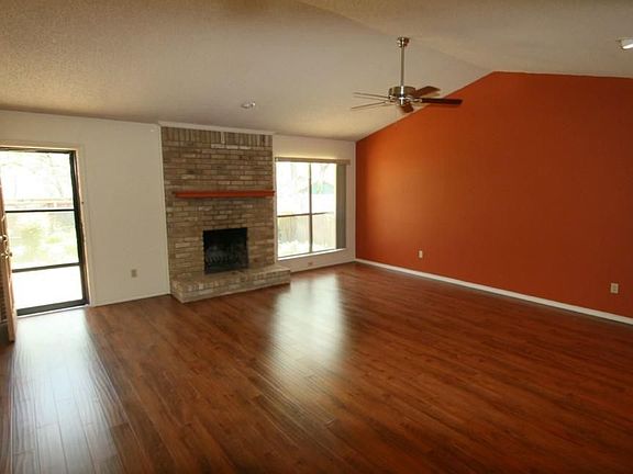 2nd image of 2304 Woodglen Dr