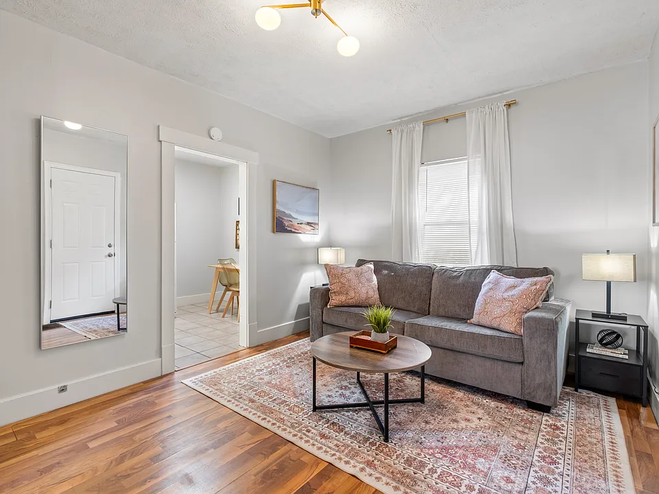 6006 1/2 Woolworth Ave