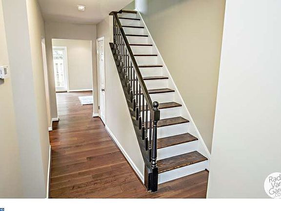 4th image of 207 East Ct