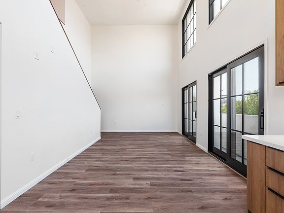 4th image of 951 S Wilton Pl #304