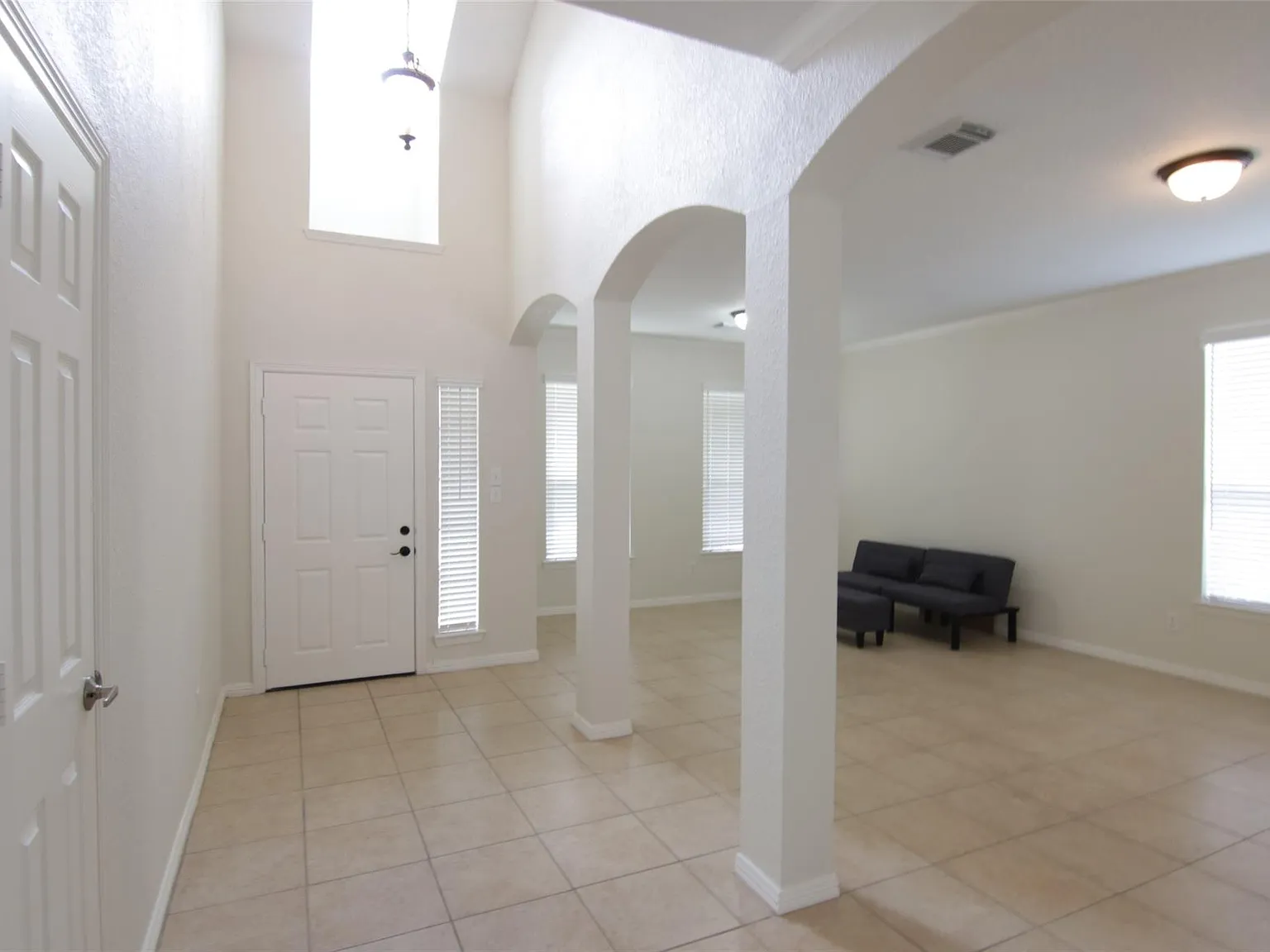 4 bed, 2.5 bath, 2378 sqft, $2,300 — Photo 2