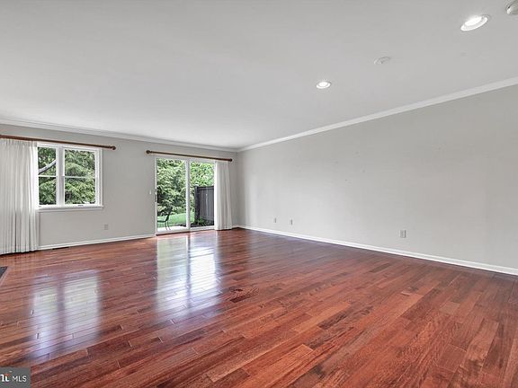 3rd image of 26 Woodland Est