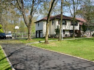 60 West Dr, Livingston, NJ 07039