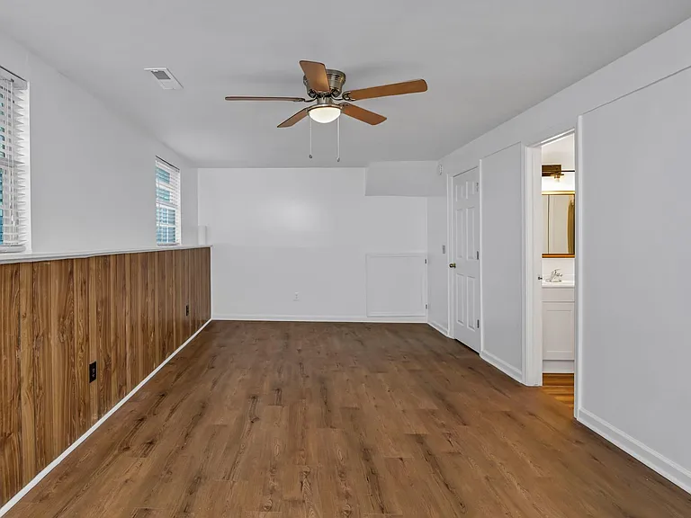 100 Woodspur Rd — Photo 17