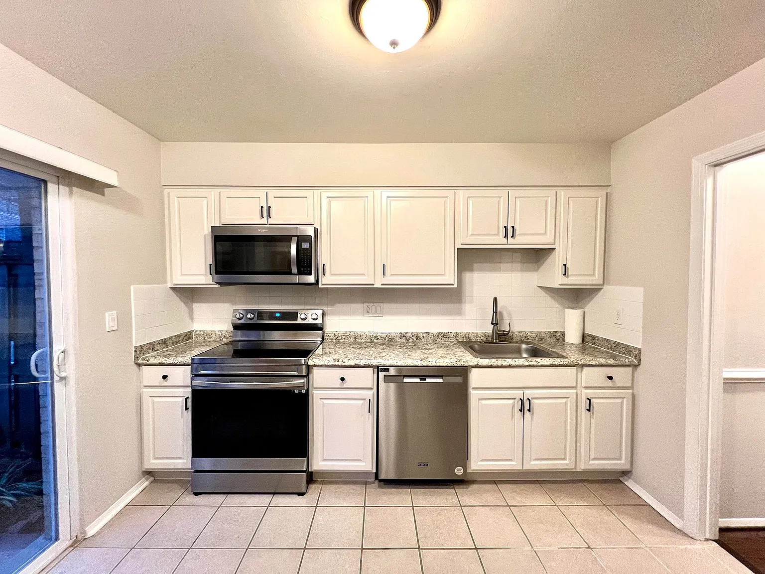 3 bed, 3.5 bath, 1302 sqft, $3,250 — Photo 3