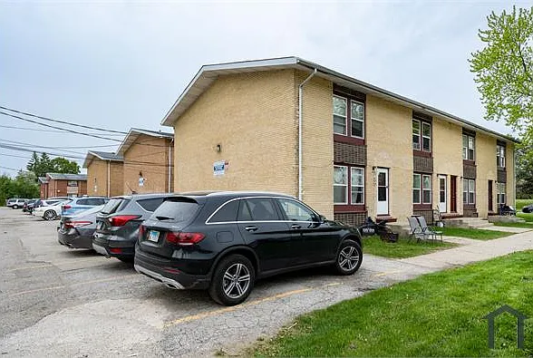 3 bed, 1000 sqft, $2,000 — Photo 1
