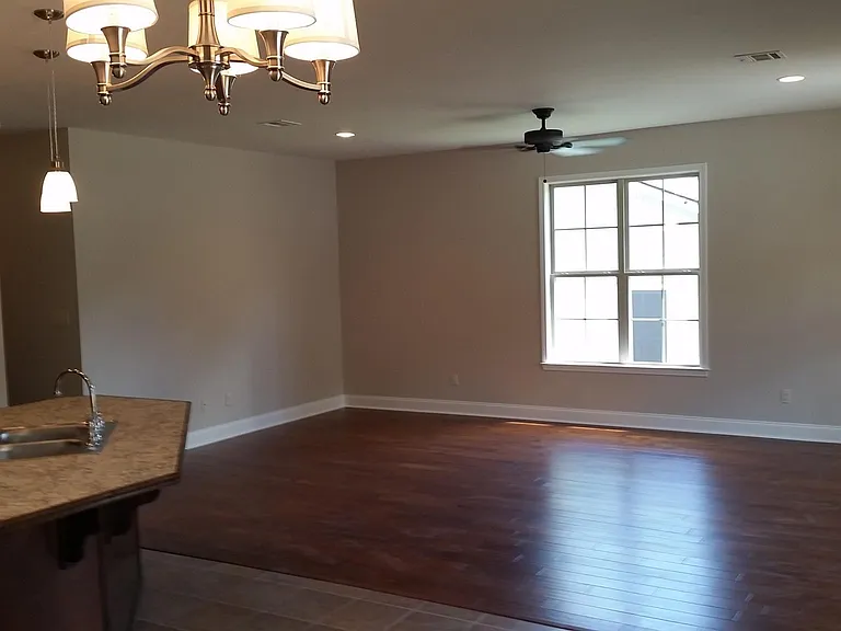 1213 Victoria St — Photo 2