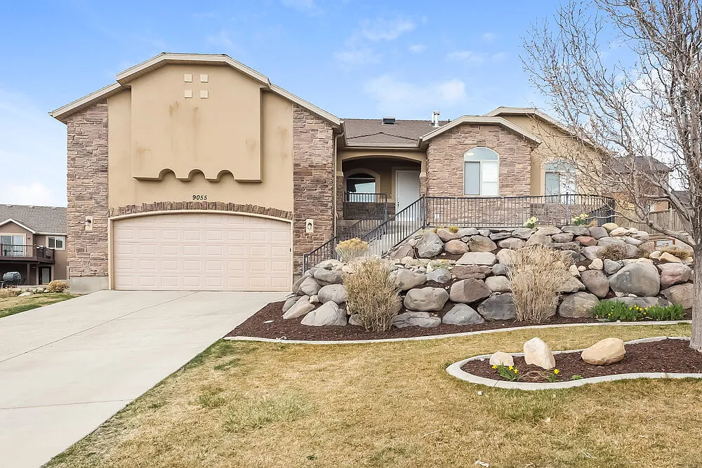 5 bed, 3.0 bath, 3206 sqft, $3,100 — Photo 1