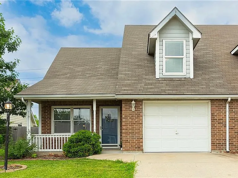 1421 Ash Ct — Photo 1