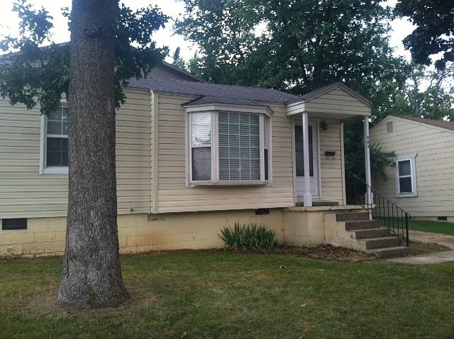 1st image of 907 N Leverett Ave