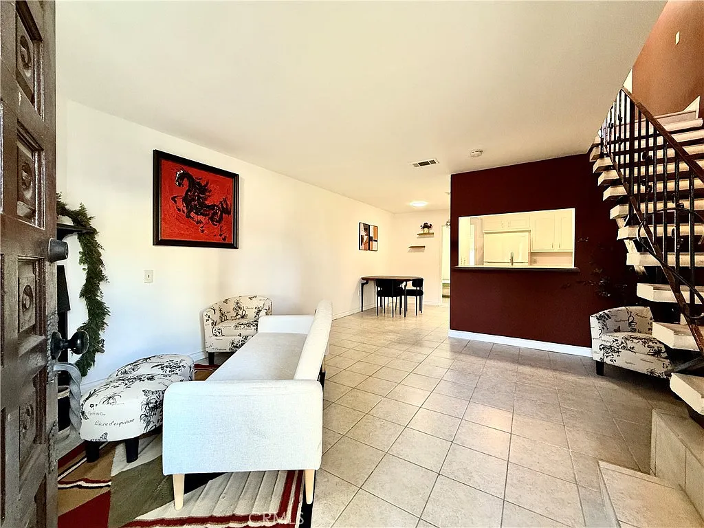 3 bed, 1152 sqft, $1,100 — Photo 2