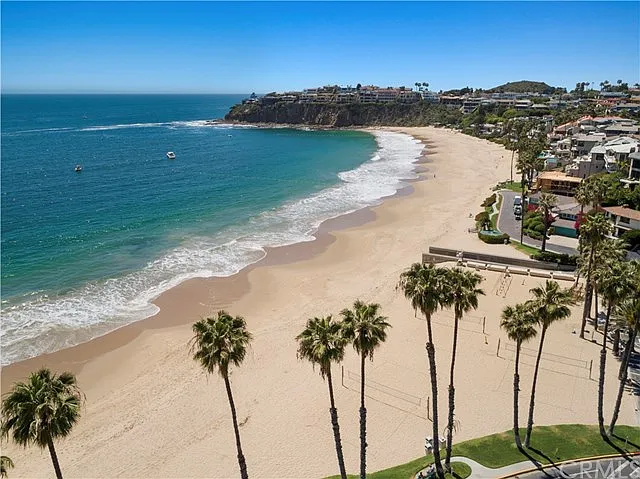 Khám phá thế giới đầy tiềm năng của bất động sản tại Laguna Beach. Hãy chiêm ngưỡng những căn biệt thự sang trọng và hoàn hảo, sở hữu vị trí tuyệt đẹp trên bãi biển trong lành. Chắc chắn bạn sẽ được trải nghiệm những khoảnh khắc tuyệt vời tại đây. (Explore the world of potential real estate in Laguna Beach. Admire the luxurious and perfect villas, with stunning locations on the pristine beach. Surely you will experience wonderful moments here.)