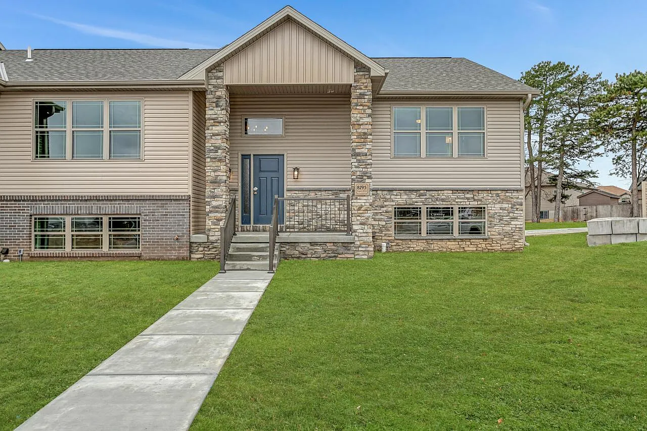 3 bed, 1729 sqft, $2,450 — Photo 2