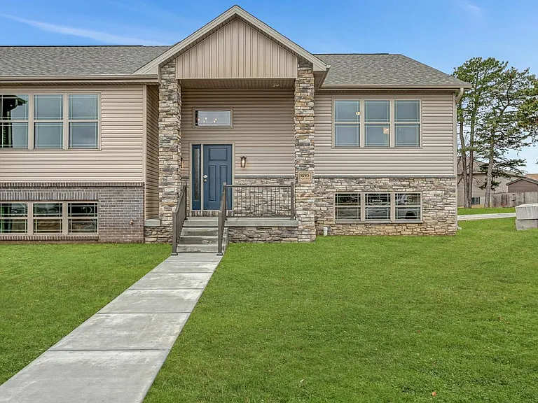 8195 Regent Dr — Photo 2