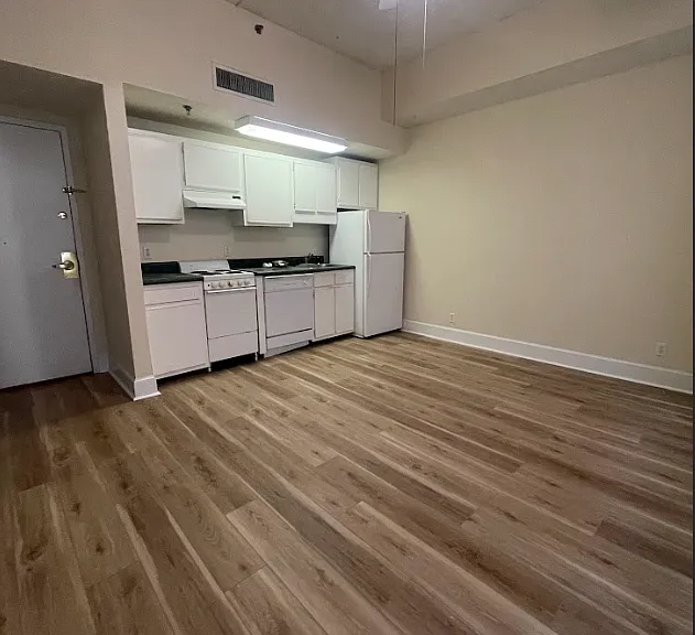 Linden Towers — Photo 18