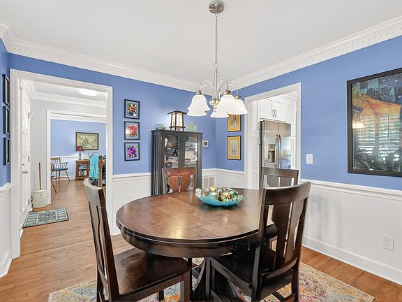 4th image of 301 W Chownings Ct