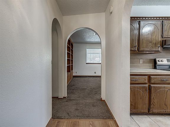 4th image of 905 Newport Ave