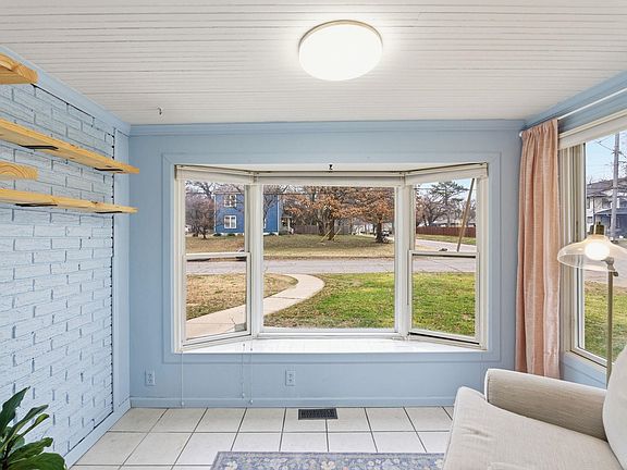 5th image of 1001 N Yale Ave